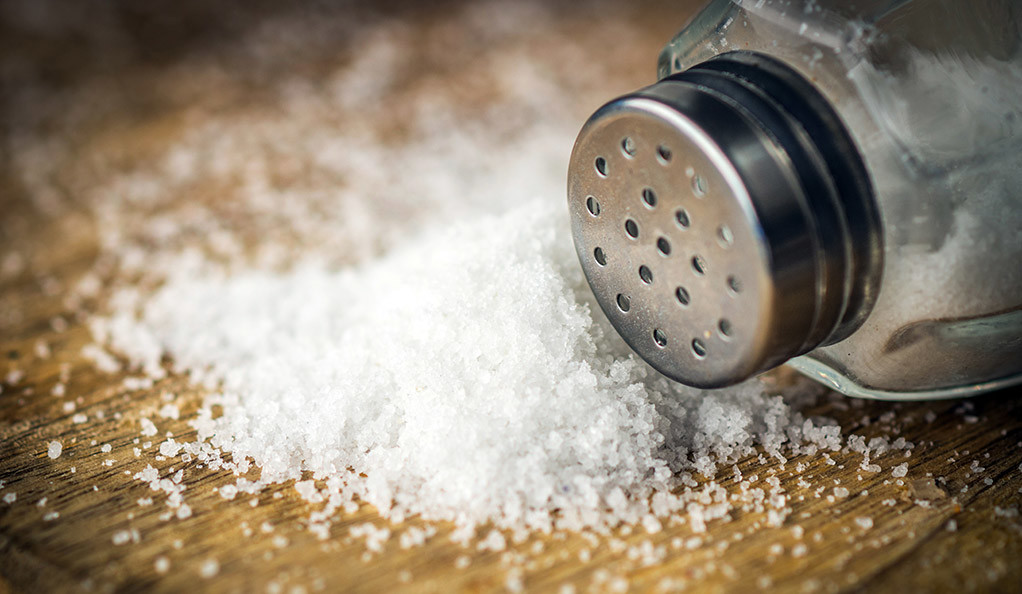 مصرف نمک به مرور به بدن ضرر می رساند