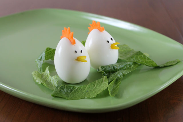 تزیین تخم مرغ پخته به شکل مرغ