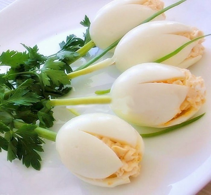 تزیین تخم مرغ پخته به شکل گل لاله
